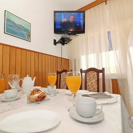 Apartman Marijana - Comfort Two Bedroom With Terrace And Garden View Marijana 2
