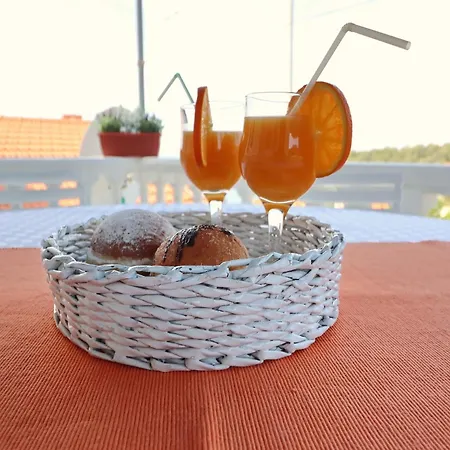 Apartman Marijana - Comfort Two Bedroom With Terrace And Garden View Marijana 2